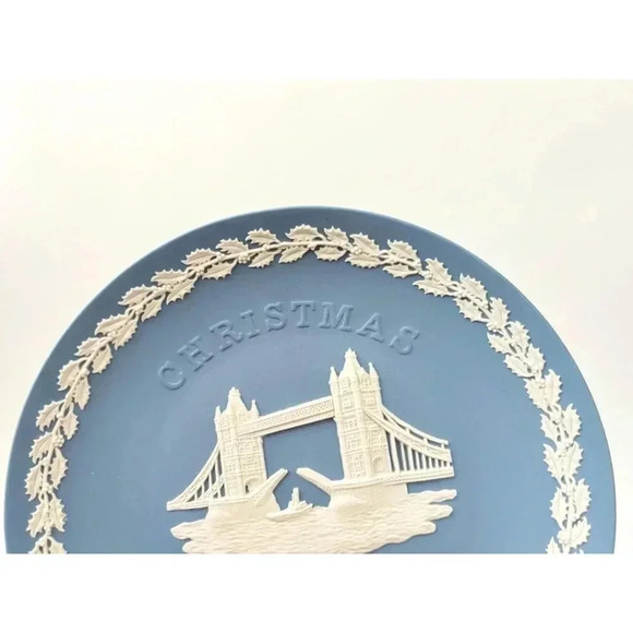 Tower Bridge Jasperware Wedgewood 1975 8" Christmas Plate w/ Original box - Picture 2 of 8